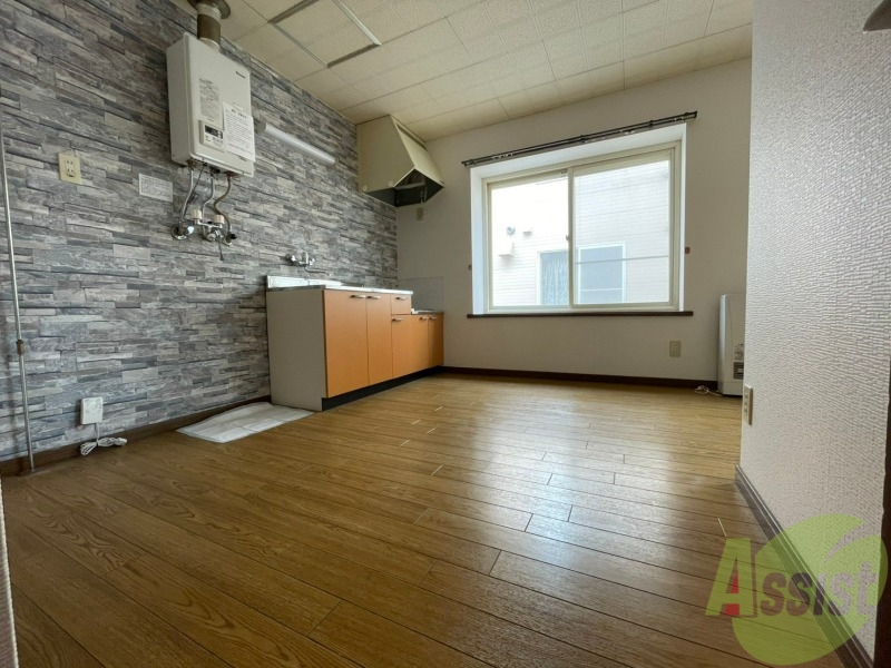 居室・リビング　リビングです。木目のフローリングが落ち着きますね。