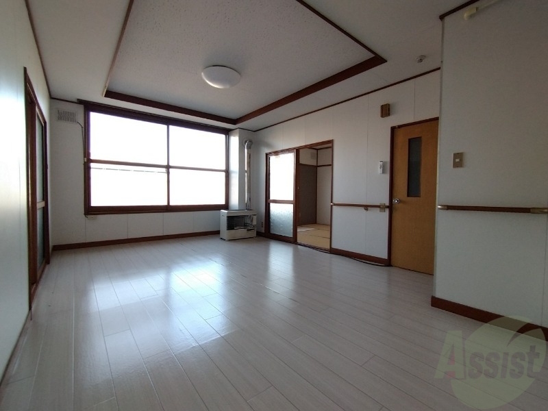 居室・リビング　白さが清潔感を出してくれます。お部屋も明るいですね。