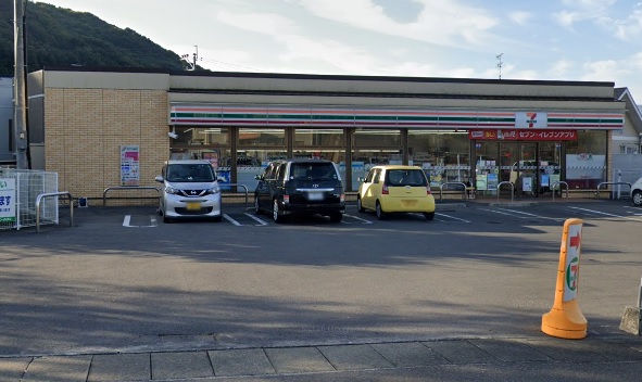 コンビニ　セブンイレブン（コンビニ）まで680m