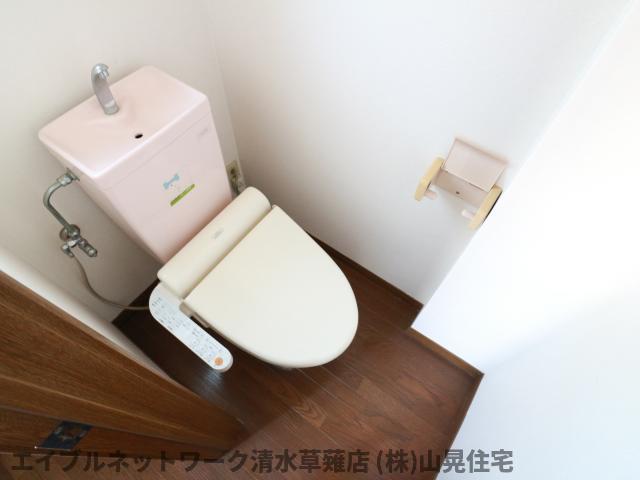 トイレ　落ち着いた色調のトイレです