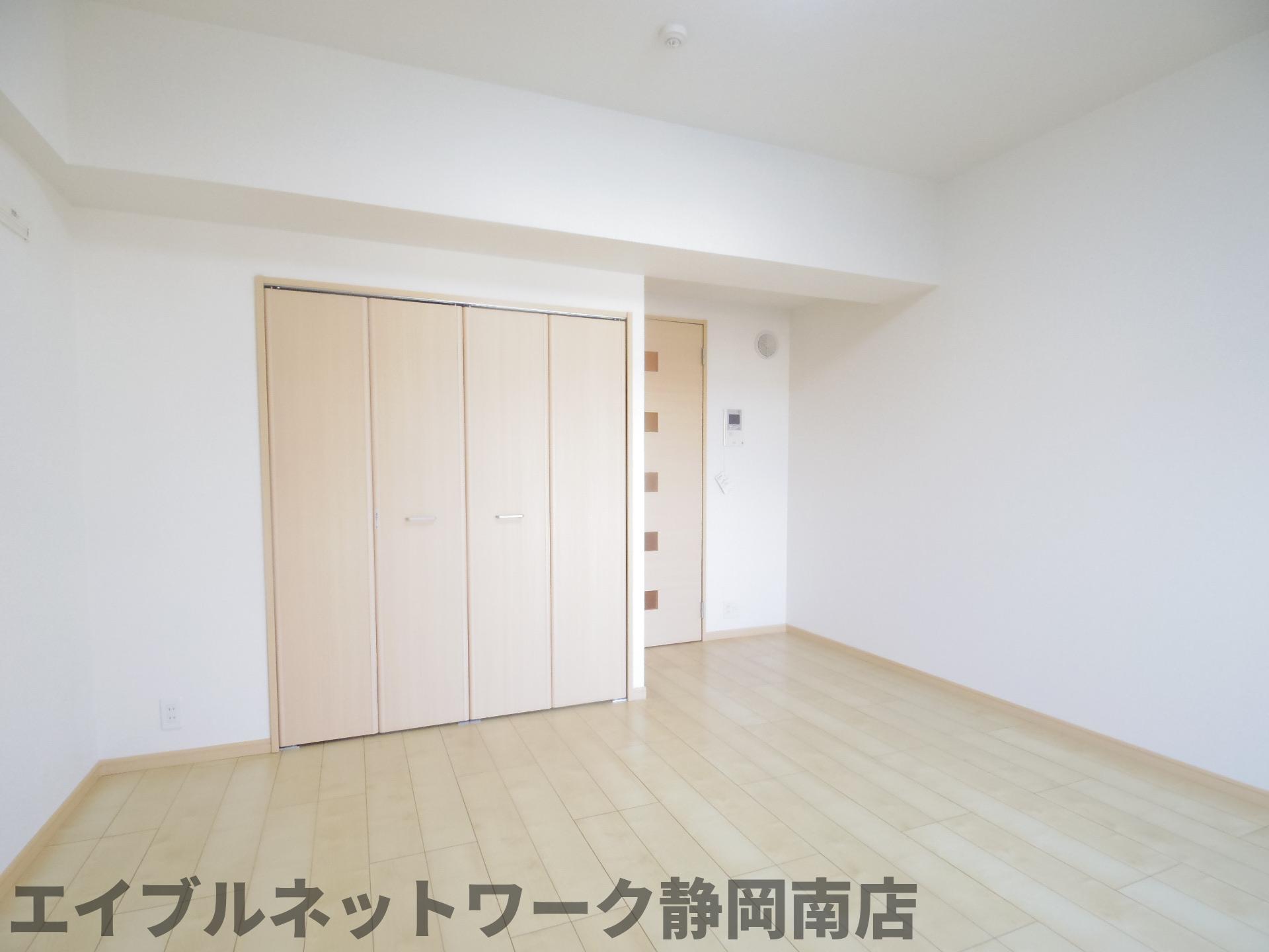 その他　落ち着いた色調の洋室です