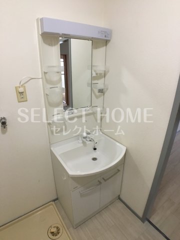 洗面設備　独立洗面台、小物を置くことができて便利です 同型タイプ