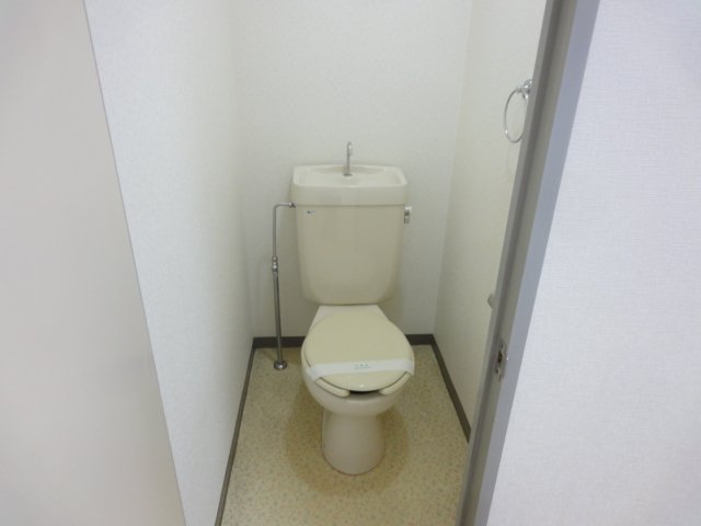 トイレ　写真は別室のものです。