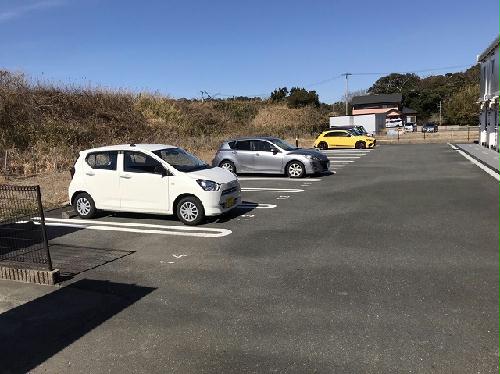 【レオパレスクイーンベリーの駐車場】