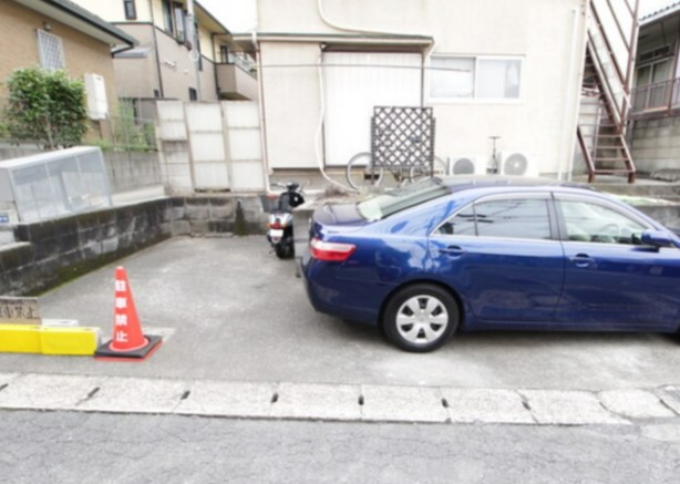 【川崎市多摩区西生田のアパートの駐車場】