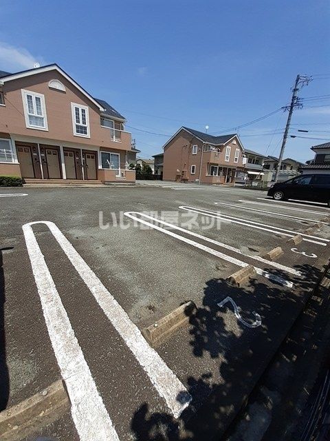 【津市高茶屋のアパートの駐車場】