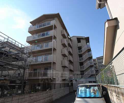 【京都市伏見区東浜南町のマンションの建物外観】