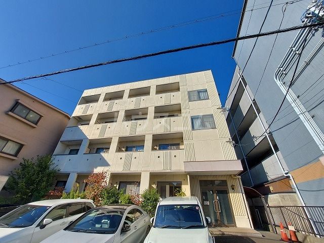 【名古屋市南区元柴田東町のマンションの建物外観】