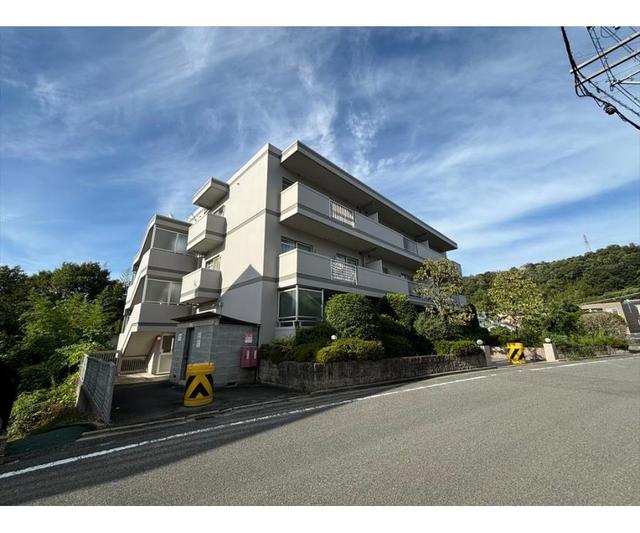 【ジュネス東生駒の建物外観】