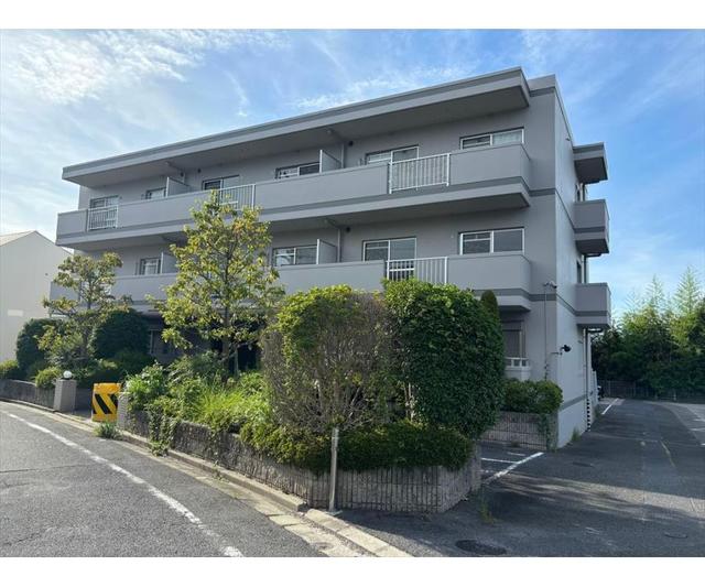 【ジュネス東生駒の建物外観】