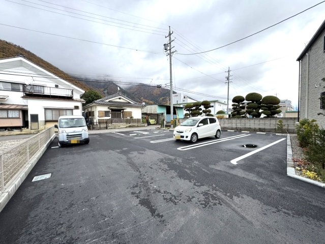 【ガーデンプレイス　戸倉の駐車場】