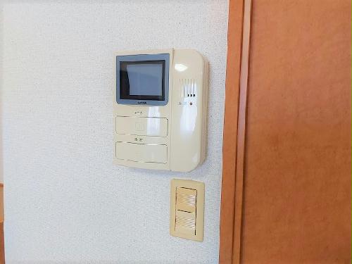 セキュリティ　モニター付きインターホンでお客様を確認できます。