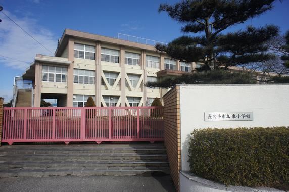 小学校　市立東小学校（小学校）まで790m