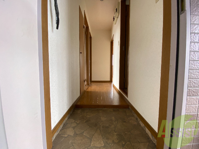 玄関　玄関から撮影しました。敷居が高くなくて安心ですね。