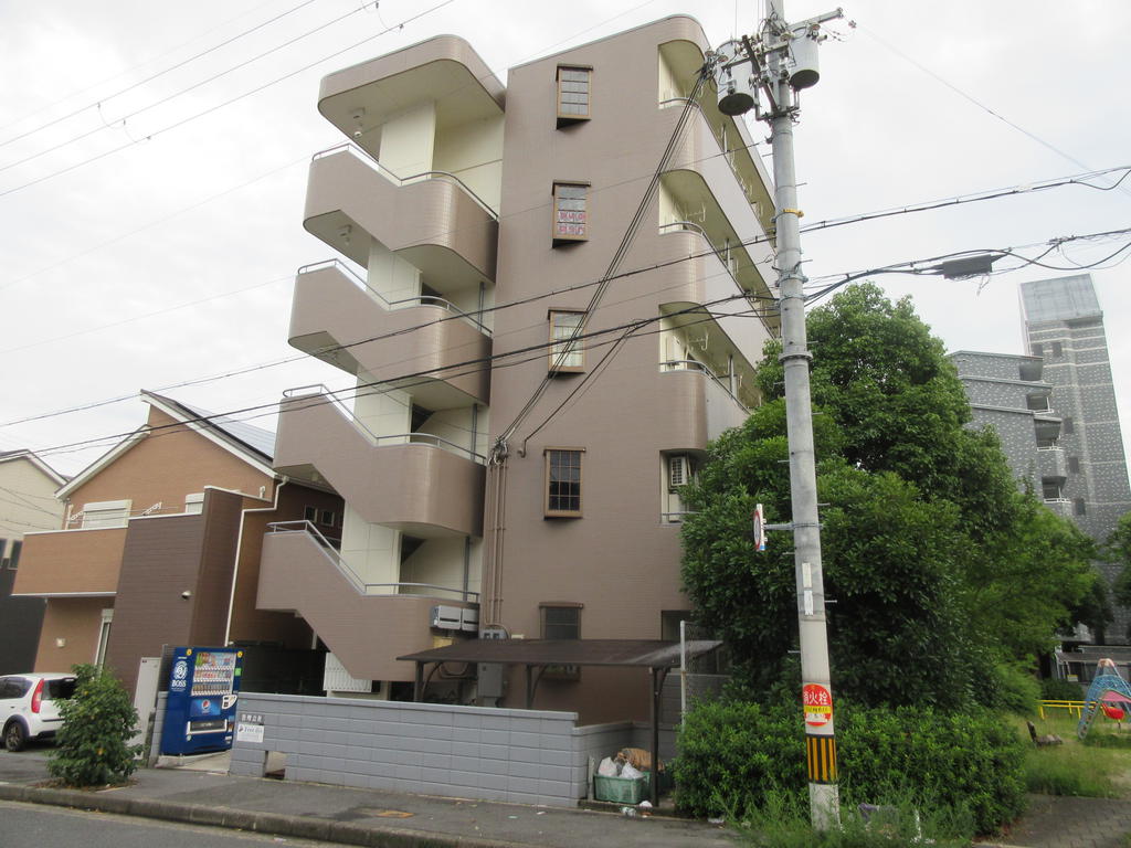 大阪市平野区長吉川辺のマンションの建物外観