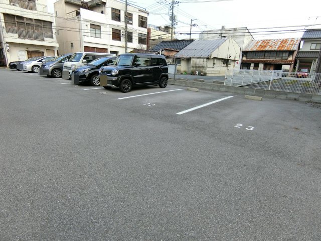 【米子市角盤町のマンションの駐車場】