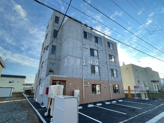 【北広島市共栄町のマンションの建物外観】