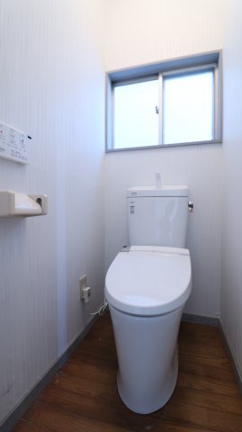多聞台2丁目戸建のトイレ写真