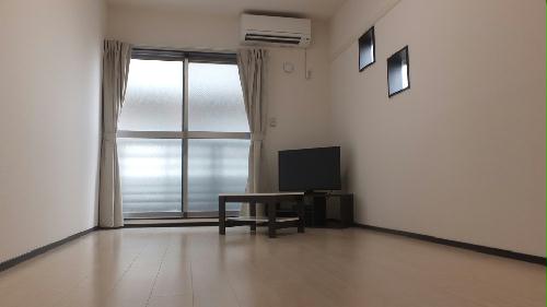 居室・リビング　南向きで日当たり良好（写真は角部屋です）