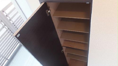 収納　広々シューズボックス。高さ調節できる為、ブーツも入ります。