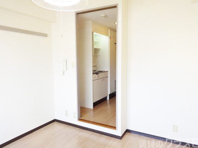 その他　洋室は５．２帖☆一人暮らしには十分な広さです！