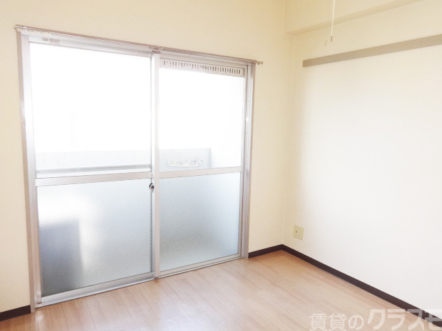 居室・リビング　大きな窓から涼しい風も取り込めます☆