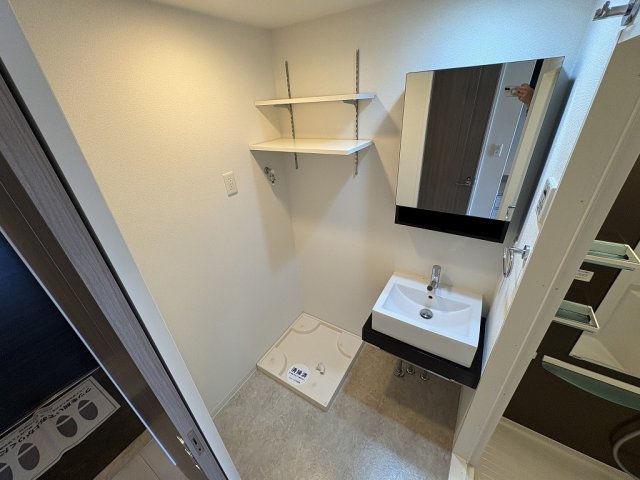 洗面設備　明るい洗面所です