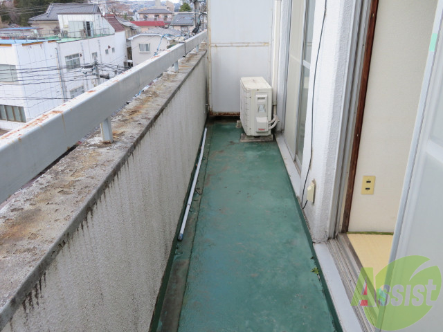 バルコニー　バルコニーは広く、陽当たりも良く、洗濯物も乾きますね。