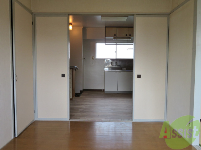 居室・リビング　リビングは６帖と広々とした空間で、陽当たりも良好です。