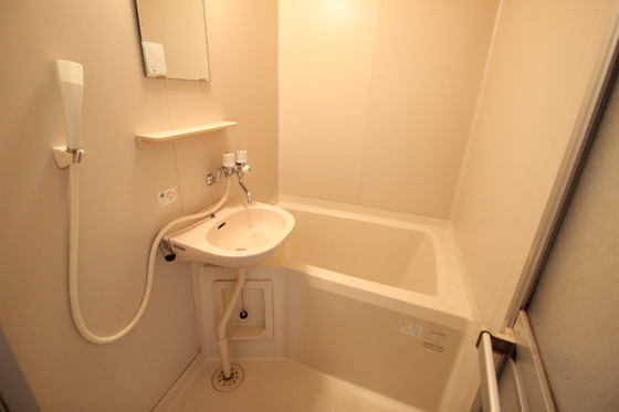 バス・シャワールーム　※別部屋の写真です