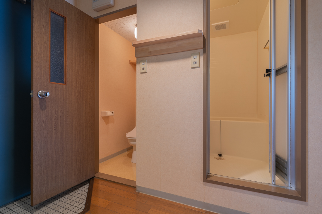 バス・シャワールーム　左にトイレ、右に浴室