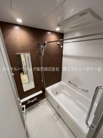 バス・シャワールーム　広々とした浴室にミストサウナ付きの設備が特徴的です。