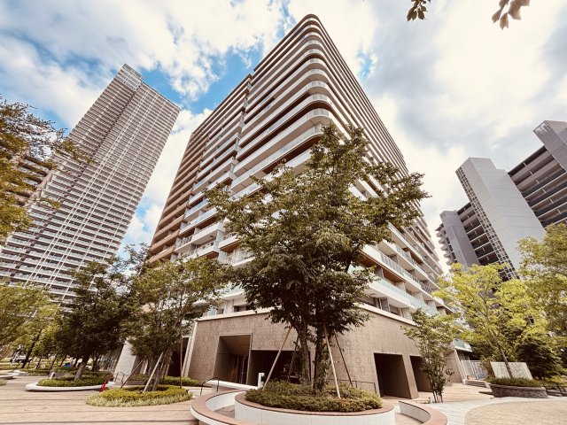 建物外観　PARKVILLAGEは、外観周辺の緑豊かな自然が特徴的です