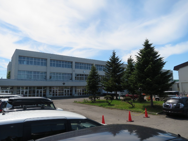 中学校　旭川市立北門中学校（中学校）まで928m