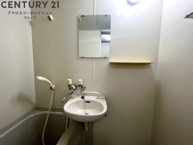 洗面設備　明るい洗面所です