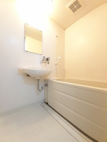 バス・シャワールーム　コンパクトで使いやすいお風呂です