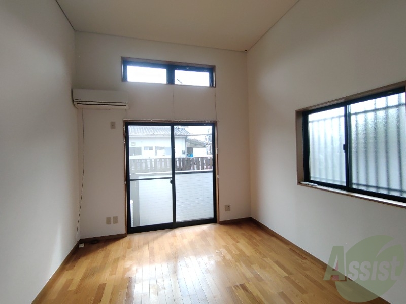 居室・リビング　広くきれいなリビングは明るい光も良く差します。