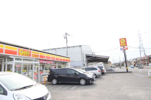 コンビニ　デイリーヤマザキ足立西伊興２丁目店（コンビニ）まで377m