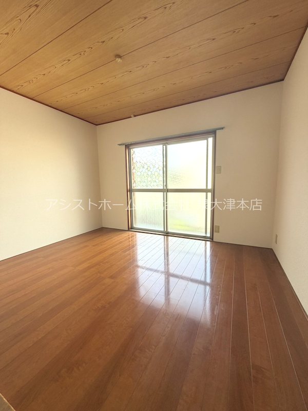 その他部屋・スペース　"やわらかな光が差し込む、落ち着いた雰囲気のベッドルーム。