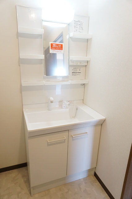 洗面設備　★洗面所には身支度に便利な洗面化粧台があります♪★