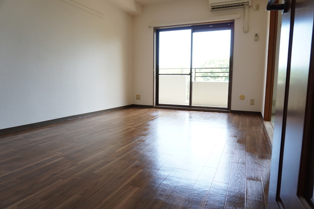 居室・リビング　★キッチンに面している８帖洋室です★