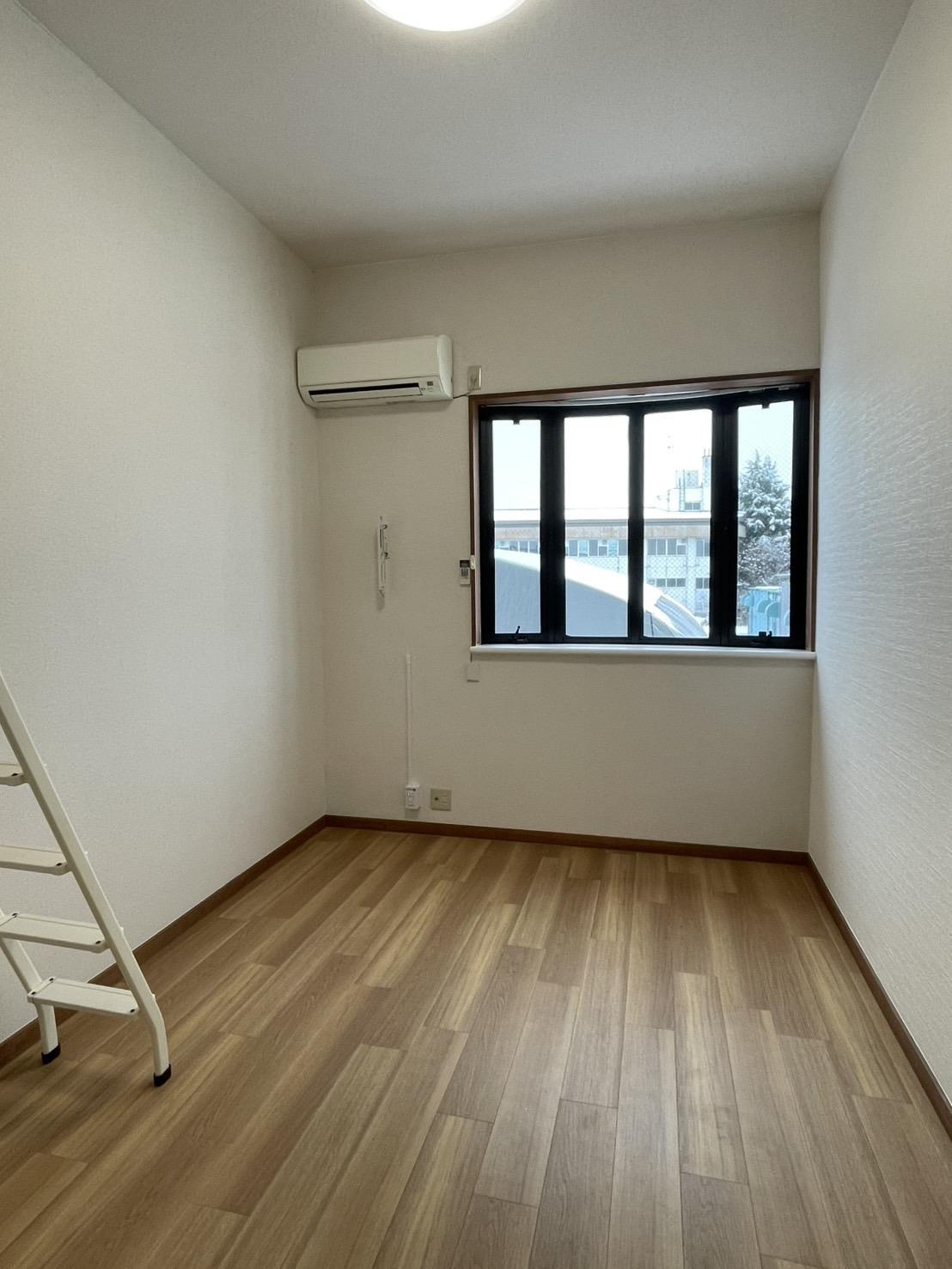 居室・リビング　出窓が素敵なお部屋です