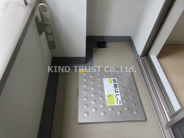 バルコニー　暖かな日差しのふりそそぐバルコニー