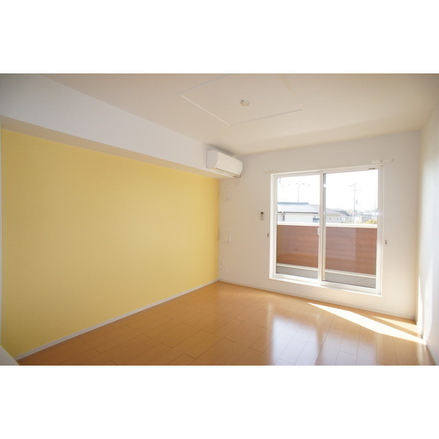 居室・リビング　明るい日差しの室内