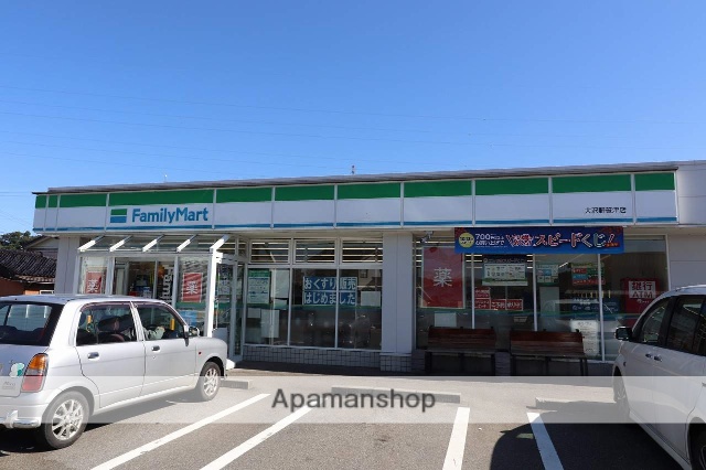 コンビニ　ファミリーマート（コンビニ）まで817m