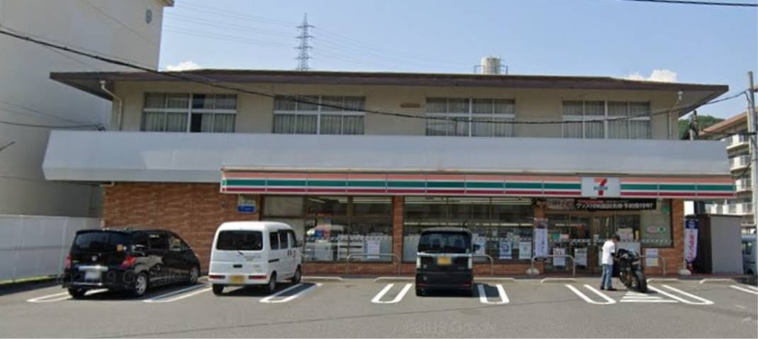 コンビニ　セブンイレブン（コンビニ）まで330m