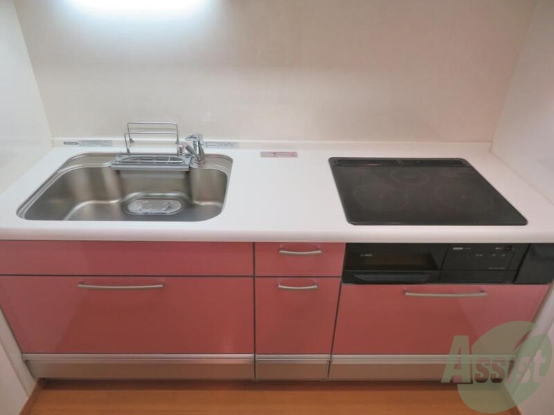 キッチン　可愛らしいピンク色のシステムキッチンです。かなり綺麗です。