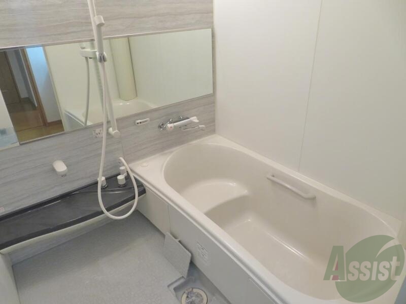 バス・シャワールーム　お風呂がとても綺麗で、広いです。こんなお風呂良いですね。