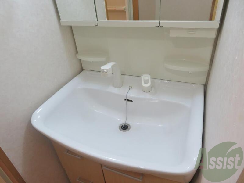 洗面設備　洗面台です三面鏡になってますので身だしなみも整えられます。