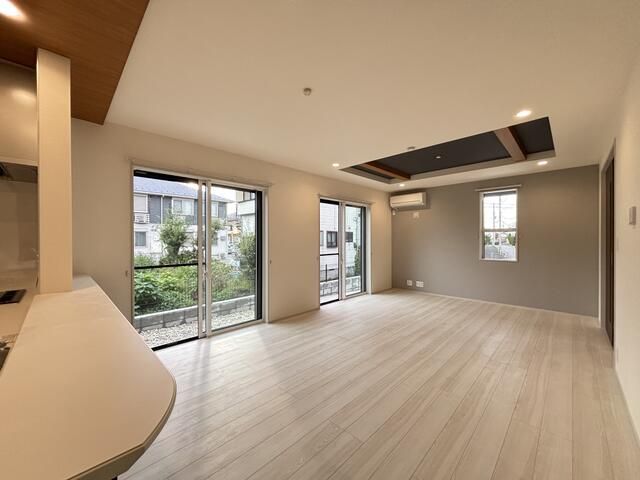 居室・リビング　採光と通風に優れた、開放感溢れるリビング♪